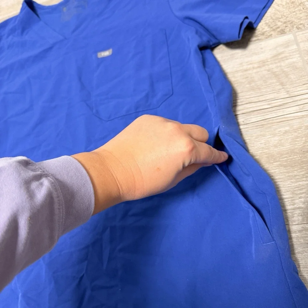 Figs Men's‎ Chisec Three Pocket Scrub Top Blue Size XL TM3000
